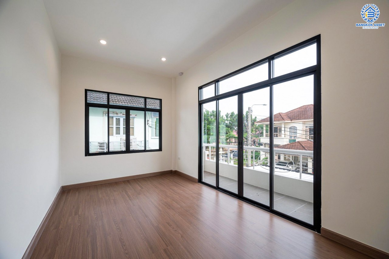 บ้านมือสองตกแต่งใหม่ โครงการ วรารมย์ เพชรเกษม81 แบรนด์ Q.House รองรับทุกความสุขใกล้ส่วนกลาง เนื้อที่ 64.1 ตร.ว. ฟังก์ชัน 4 ห้องนอน 3 ห้องน้ำ 1 ห้องอเนกประสงค์ จอดรถได้ 2 คัน บนทำเลใกล้ The Mall บางแค และเชื่อมต่อ ถนนกาญจนาฯ ถนนบางบอน และถนนพุทธมณฑลสาย4